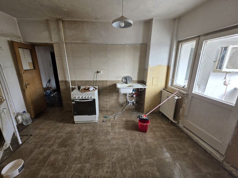 Calea Giulesti, chiar vav stadion, stradal, vedere fata, bloc 1989, 77 mp