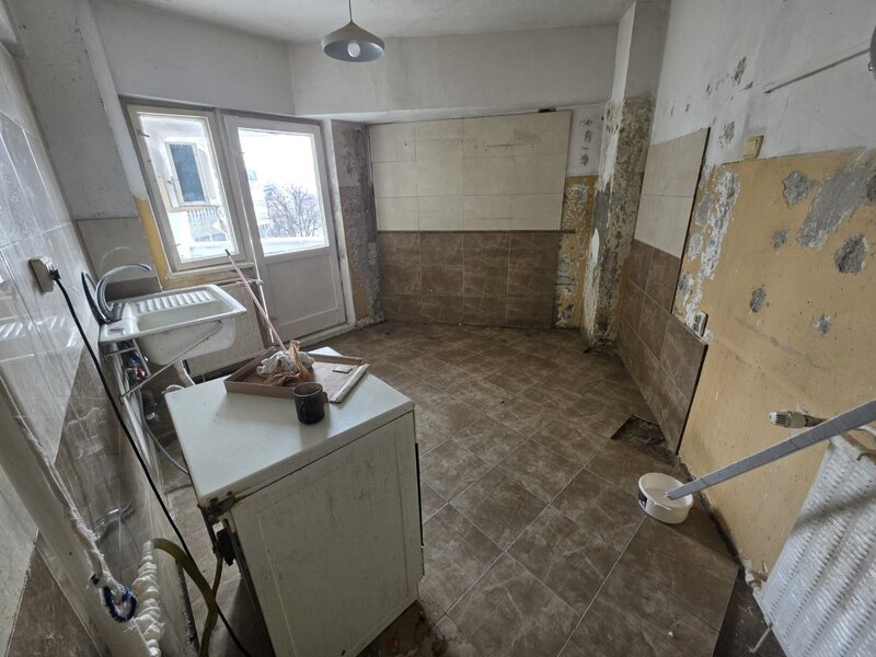 Calea Giulesti, chiar vav stadion, stradal, vedere fata, bloc 1989, 77 mp