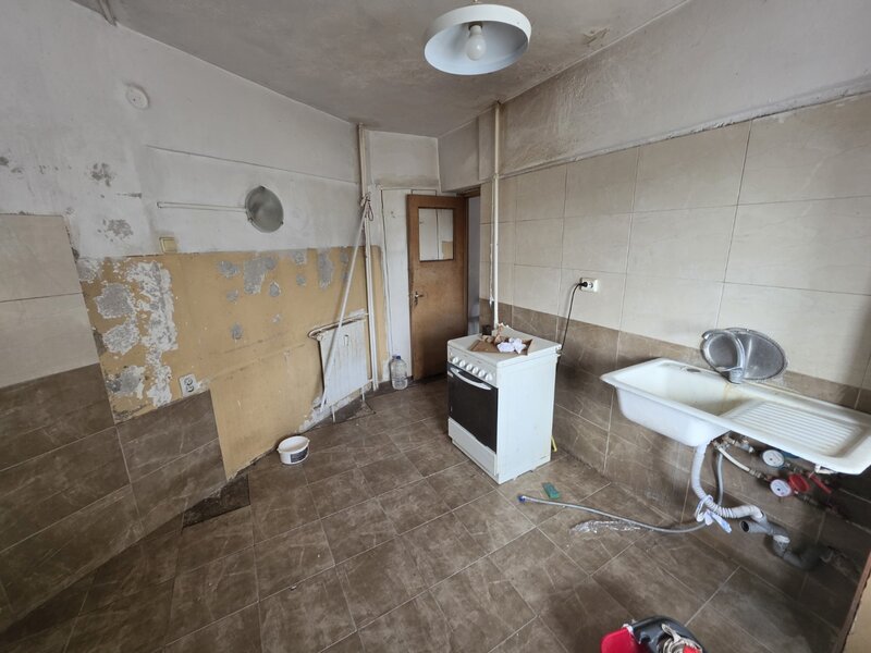 Calea Giulesti, chiar vav stadion, stradal, vedere fata, bloc 1989, 77 mp